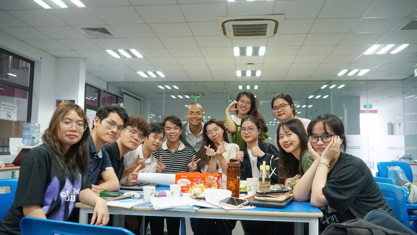 Minh Phương (áo trắng, chính giữa) cho rằng việc bận rộn là cách để bạn nạp thêm động lực, hiểu chính mình.