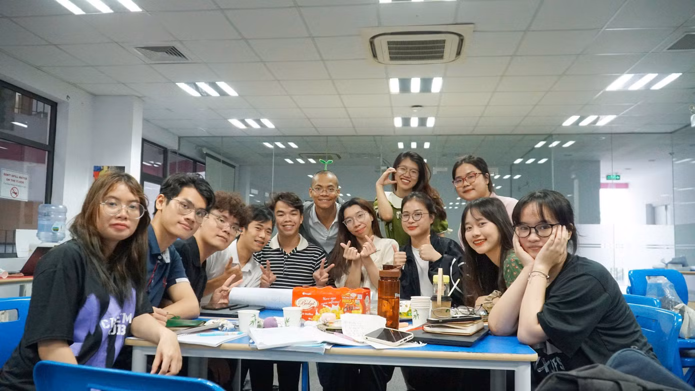Minh Phương (áo trắng, chính giữa) cho rằng việc bận rộn là cách để bạn nạp thêm động lực, hiểu chính mình.