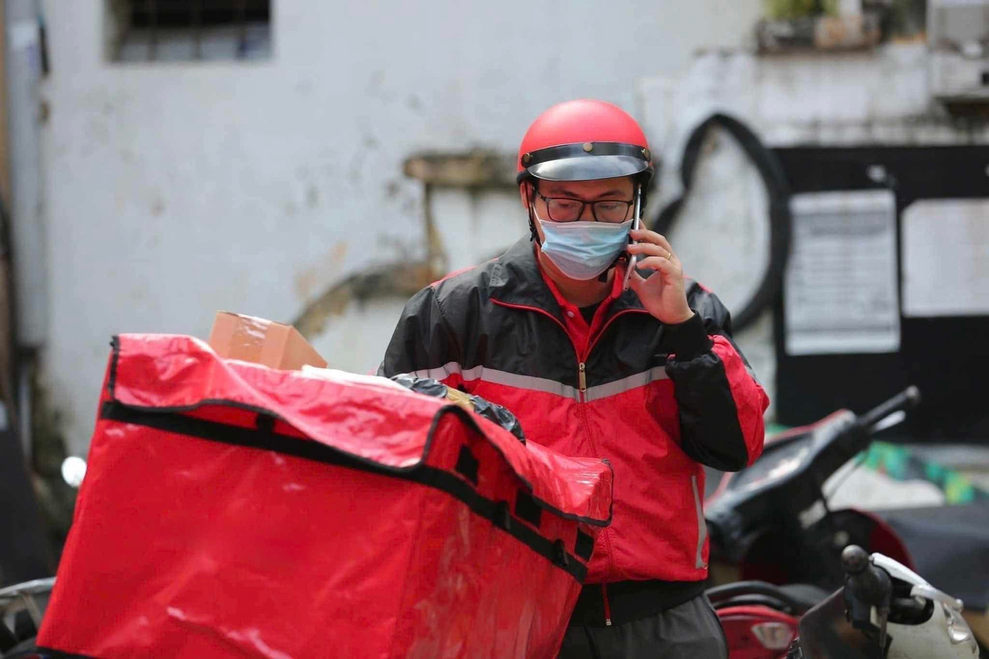 Hậu làm thêm nhiều việc để kiếm thêm tiền tiêu Tết. (Ảnh: NVCC)