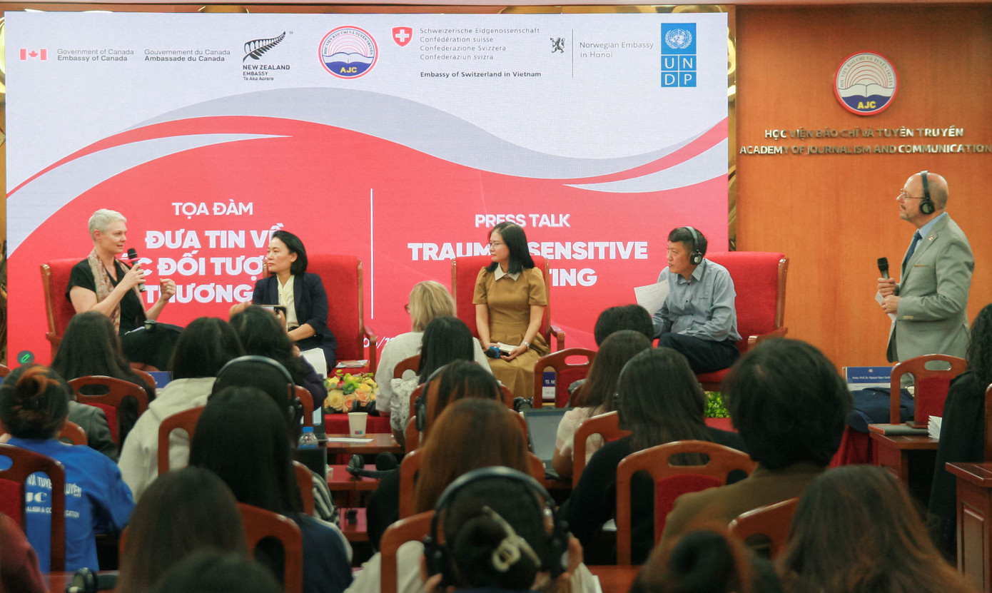 Các diễn giả trong Tọa đàm "Đưa tin về các đối tượng tổn thương tâm lý". Các diễn giả trong Tọa đàm "Đưa tin về các đối tượng tổn thương tâm lý".