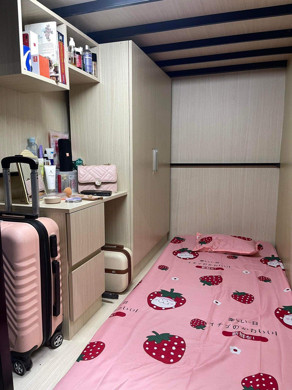 Không gian bên trong "hộp ngủ" với chiều dài 2m, chiều rộng 1m2 với giá thuê 1.600.000 đồng mỗi tháng. (Ảnh: An Nhiên) Không gian bên trong "hộp ngủ" với chiều dài 2m, chiều rộng 1m2 với giá thuê 1.600.000 đồng mỗi tháng. (Ảnh: An Nhiên)