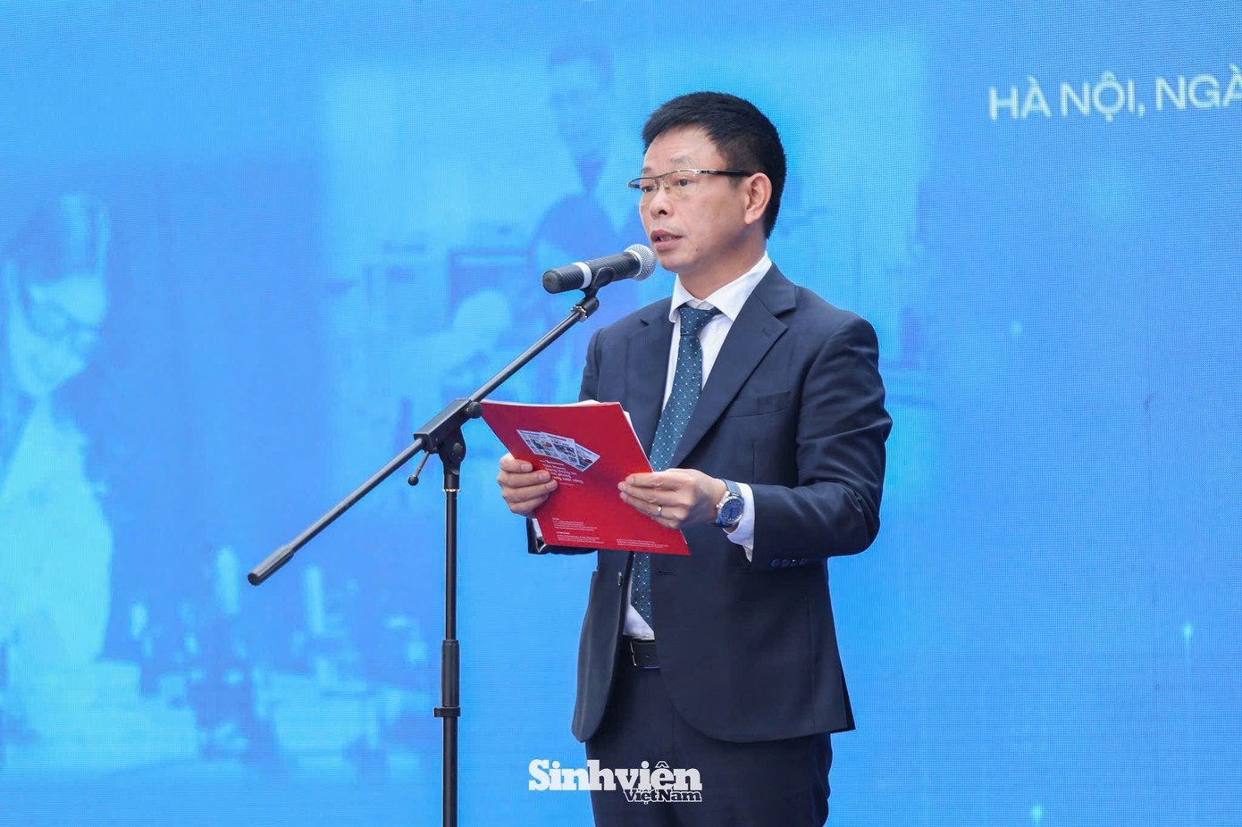 Nhà báo Phùng Công Sưởng - Tổng Biên tập Báo Tiền Phong, phát biểu khai mạc sự kiện.