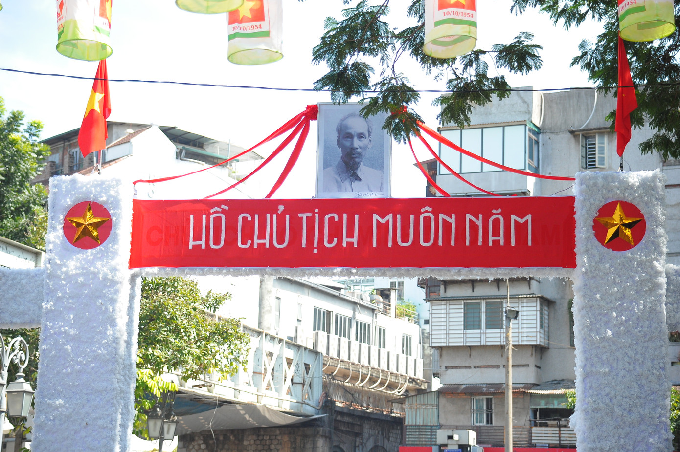 Băng rôn và ảnh chân dung Chủ tịch Hồ Chí Minh được treo tại điểm ra vào.