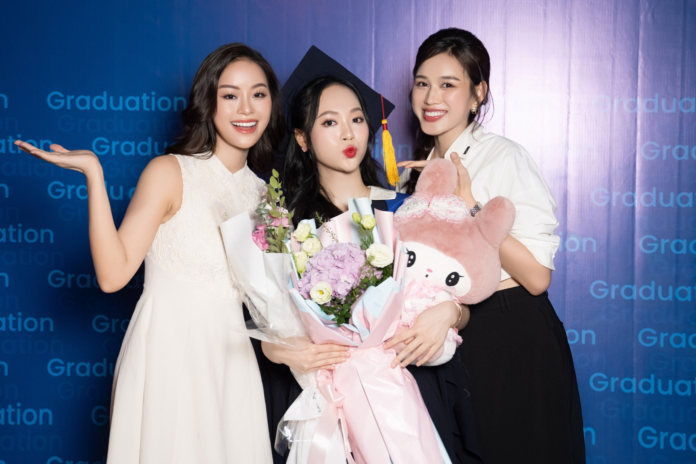 Các người đẹp tới chúc mừng Á hậu Trịnh Thùy Linh tốt nghiệp. (Ảnh: NEU) Các người đẹp tới chúc mừng Á hậu Trịnh Thùy Linh tốt nghiệp. (Ảnh: NEU)