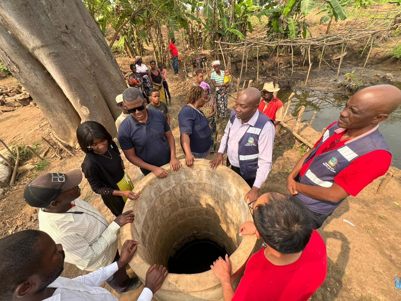 Giếng nước sạch đầu tiên đã hoàn thành, mang lại nguồn sống mới cho bà con nơi đây.