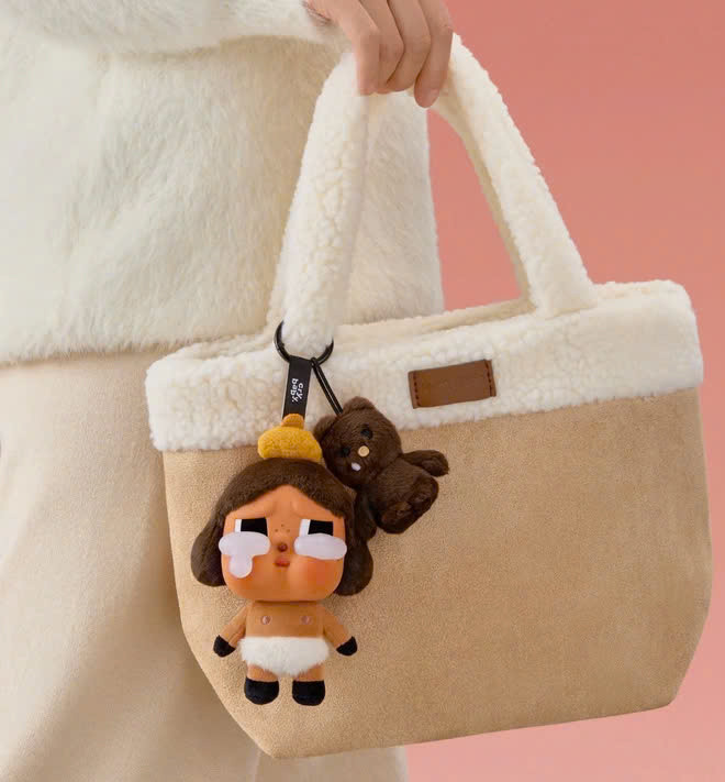 Giống như Labubu và Baby Three, Crybaby trở thành vật đi kèm đắt giá trên túi xách. Thậm chí còn có mẫu ba lô mang hình dáng Crybaby. (Ảnh: Facebook POPMART) Giống như Labubu và Baby Three, Crybaby trở thành vật đi kèm đắt giá trên túi xách. Thậm chí còn có mẫu ba lô mang hình dáng Crybaby. (Ảnh: Facebook POPMART)