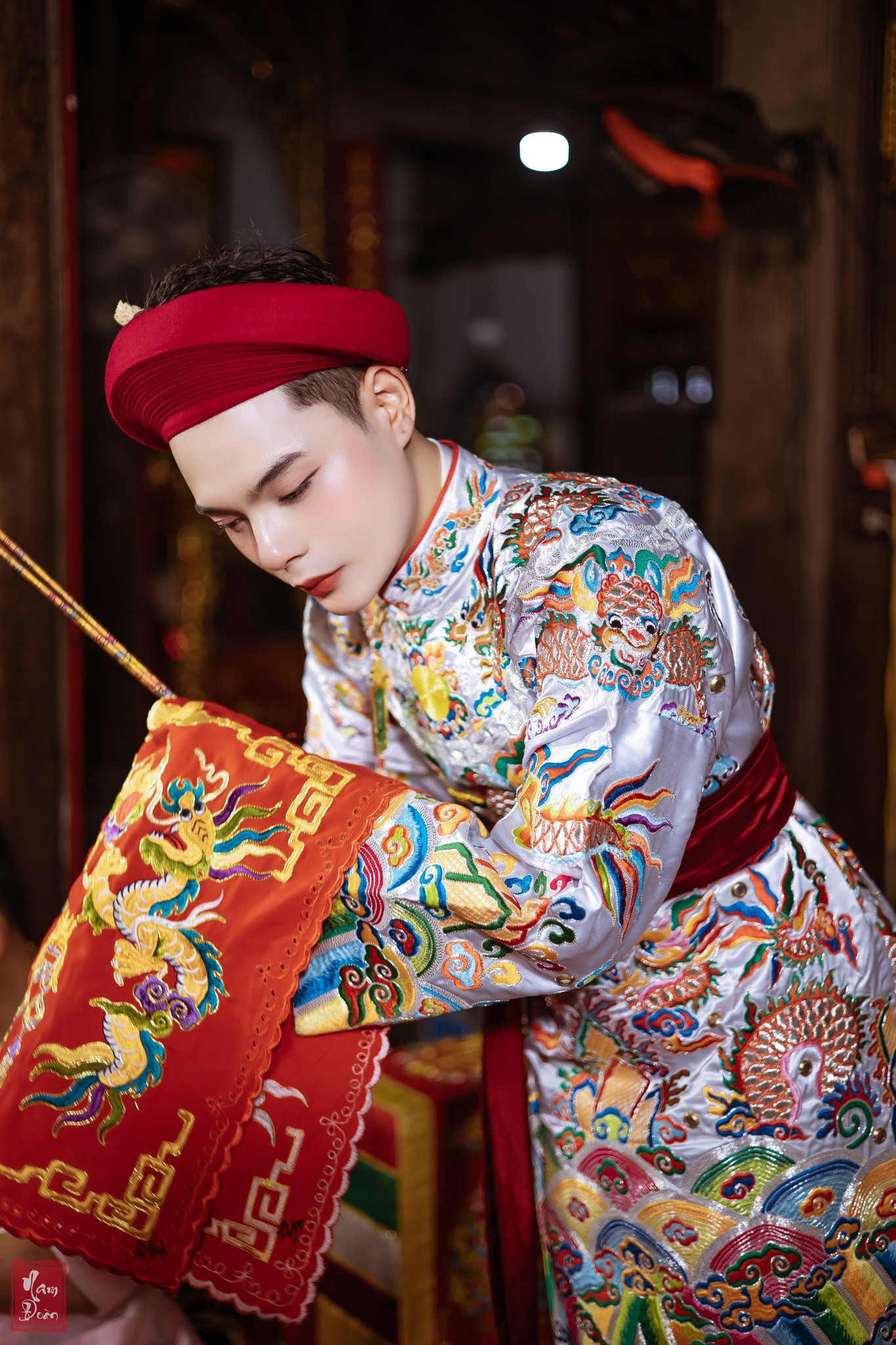 Tiến Đạt trong quá trình thực hiện buổi chầu.