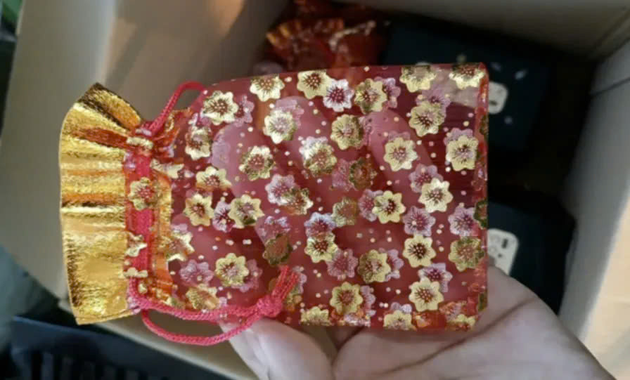 Một số loại &quot;bùa yêu&quot; được rao bán nhan nhản trên mạng. (Ảnh: Facebook, TikTok)