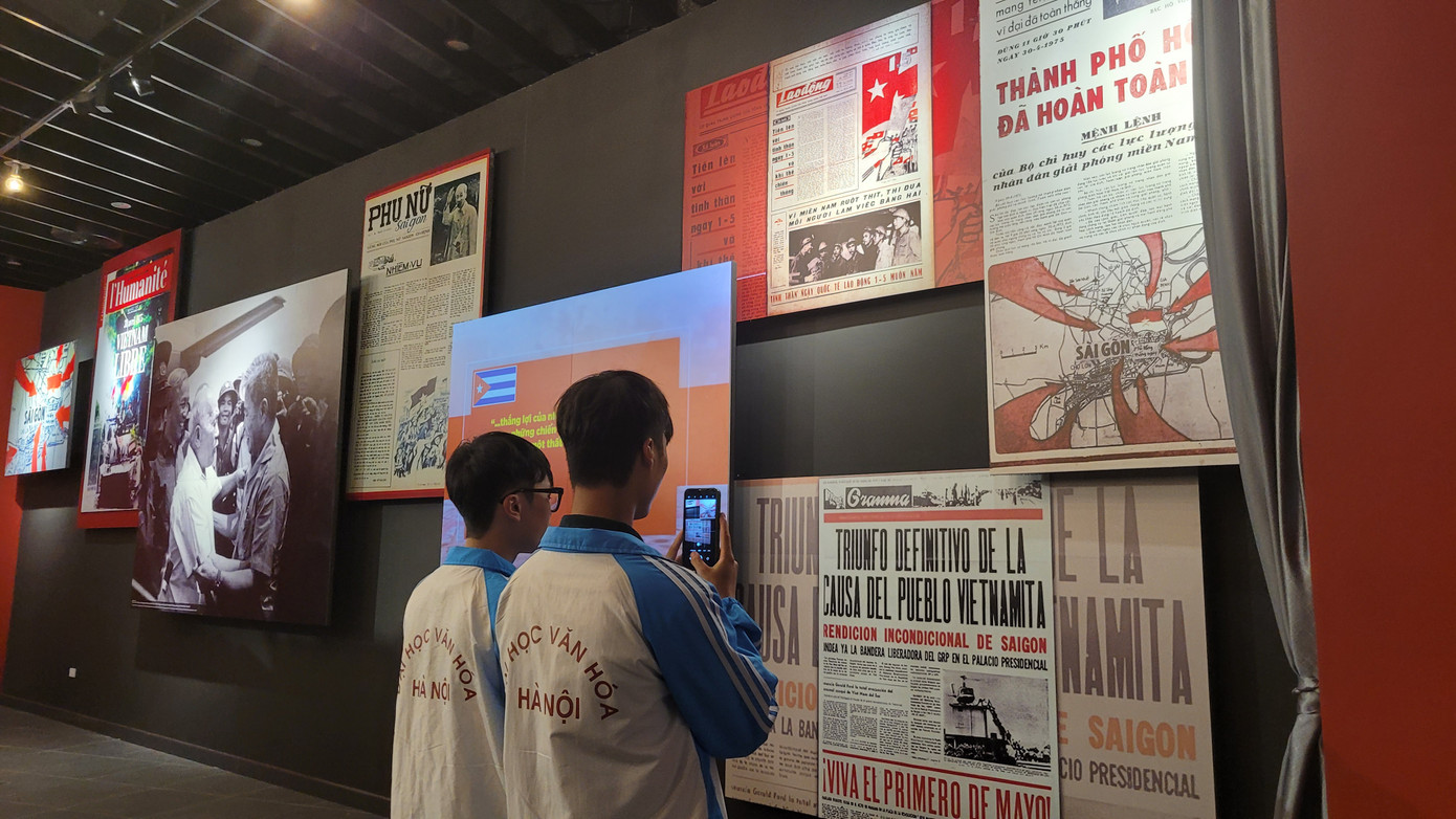 Các bạn sinh viên đến thăm bảo tàng.