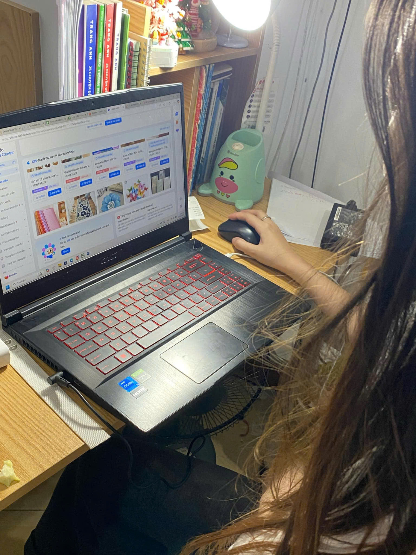 Như bật "chế độ" làm việc cầm chừng chờ lương tháng thứ 13. (Ảnh: NVCC)