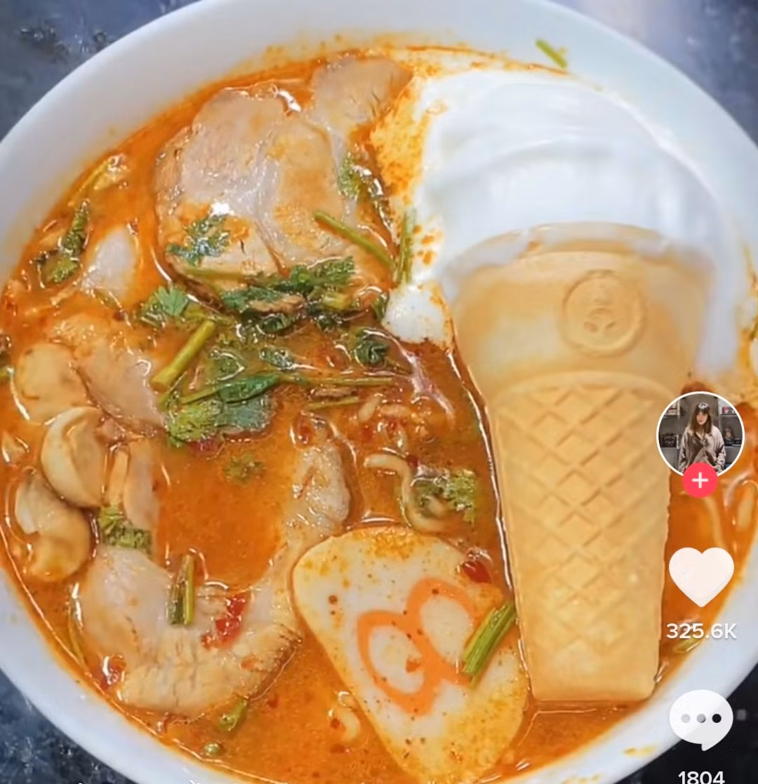 Trước đó, trào lưu ăn mì, bún kèm kem lạnh cũng từng gây tranh cãi dữ dội trên không gian mạng.