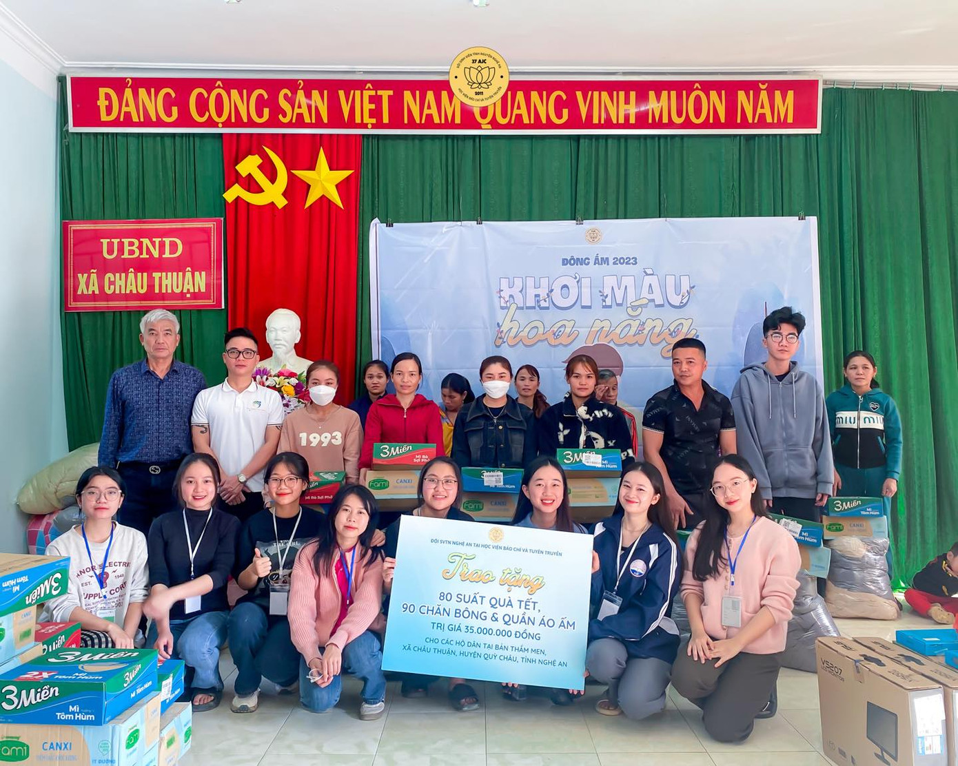 Đội SVTN Nghệ An tại AJC trao tặng những món quà ý nghĩa cho người dân bản Thắm Mèn. Đội SVTN Nghệ An tại AJC trao tặng những món quà ý nghĩa cho người dân bản Thắm Mèn.