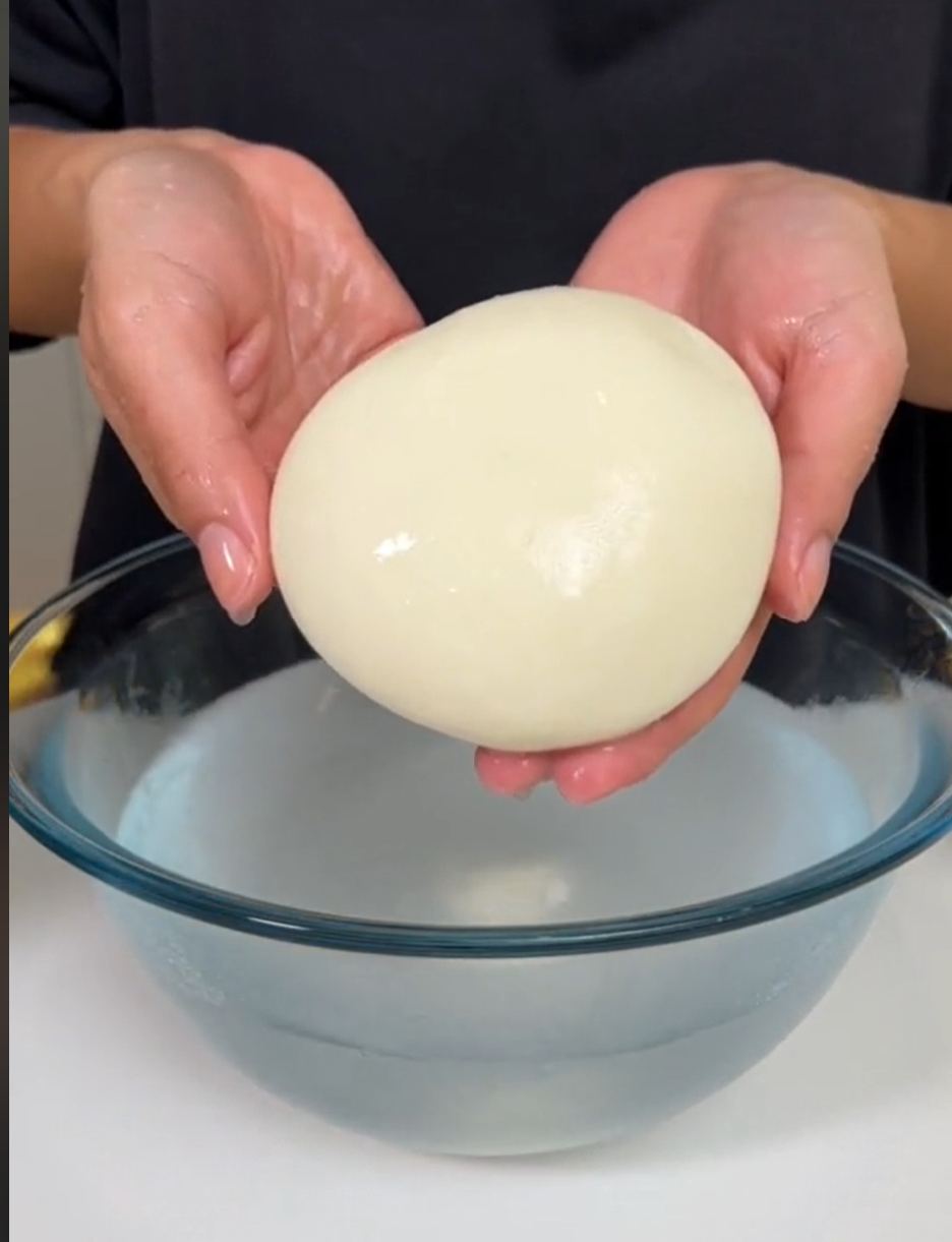 Video làm phô mai Mozzarella home made của TikToker busezeynep đạt hơn 2 triệu lượt yêu thích trên nền tảng TikTok. (Ảnh chụp màn hình) Video làm phô mai Mozzarella home made của TikToker busezeynep đạt hơn 2 triệu lượt yêu thích trên nền tảng TikTok. (Ảnh chụp màn hình)