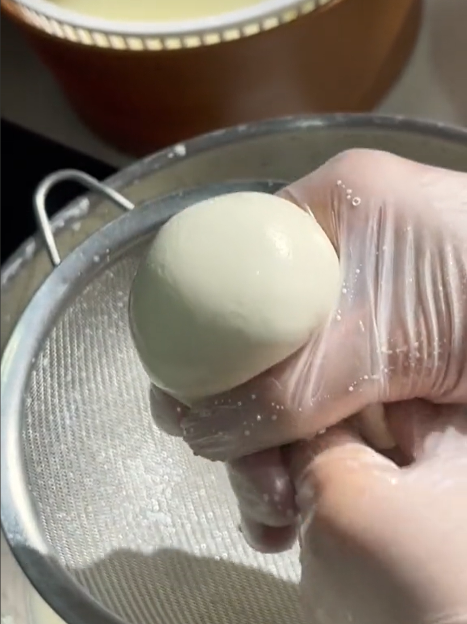 Video của tài khoản vykhuefoodstylist hướng dẫn chi tiết cách làm Mozzarella từ sữa bò thô. (Ảnh chụp màn hình) Video của tài khoản vykhuefoodstylist hướng dẫn chi tiết cách làm Mozzarella từ sữa bò thô. (Ảnh chụp màn hình)