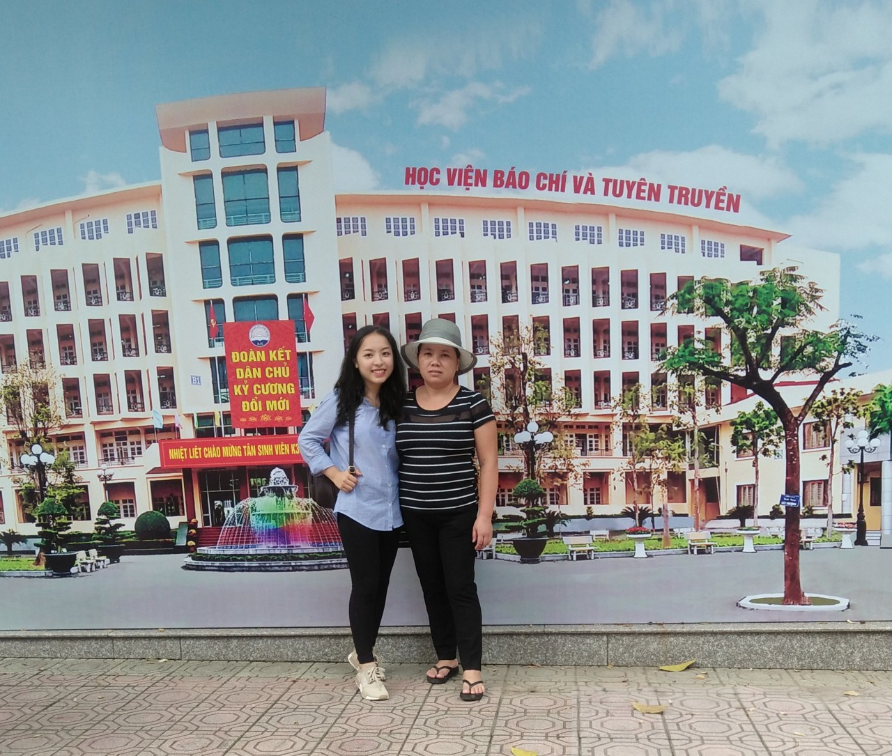 Phi Yến cùng mẹ trong ngày nhập học tại Học viện Báo chí và Tuyên truyền.