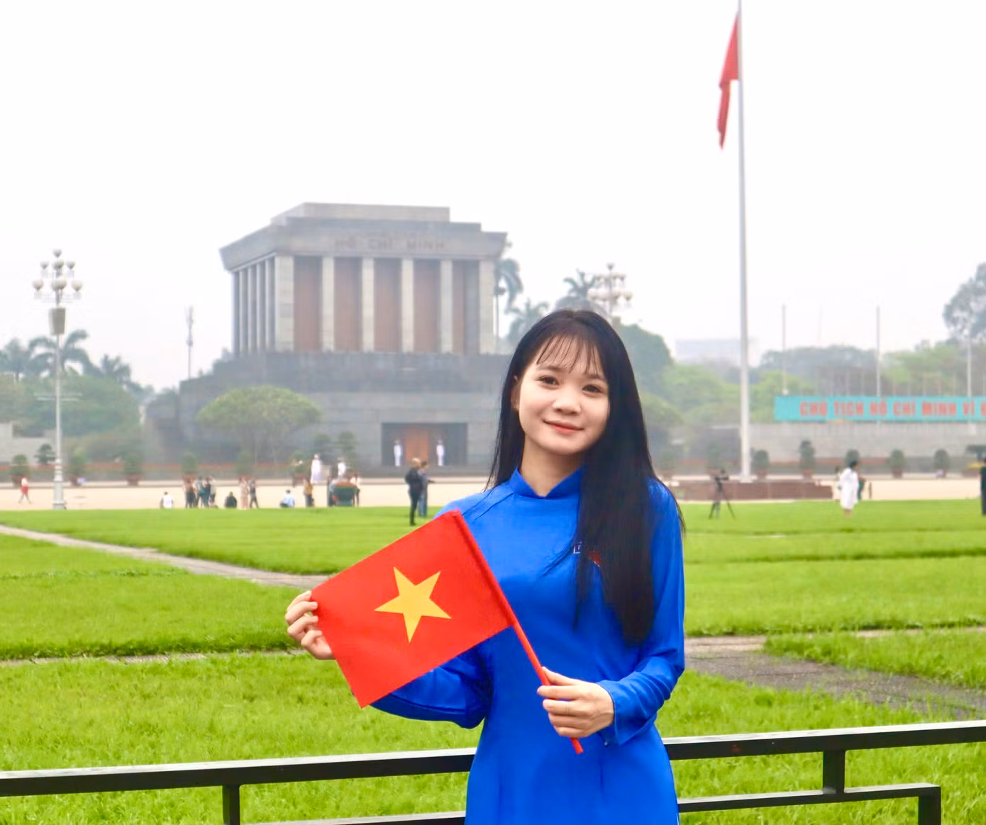 Hương luôn biết ơn công lao to lớn của thế hệ cha ông đi trước. Hương luôn biết ơn công lao to lớn của thế hệ cha ông đi trước.