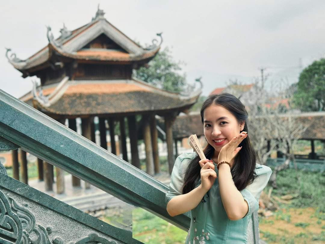 Phi Yến thường lên chùa cầu duyên vào mỗi dịp Thất tịch. Phi Yến thường lên chùa cầu duyên vào mỗi dịp Thất tịch.