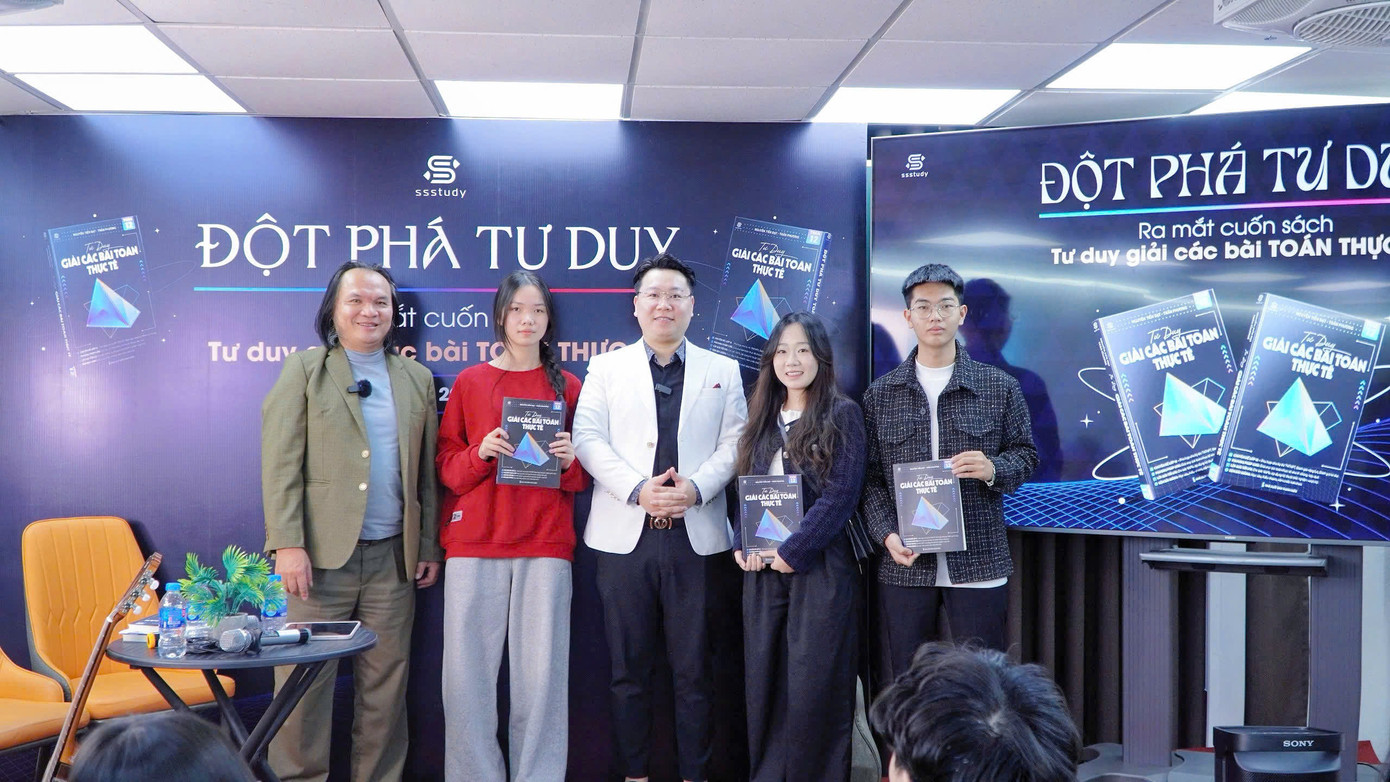 Thầy Nguyễn Tiến Đạt và thầy Trần Phương cùng các bạn học sinh check-in cùng cuốn Tư duy giải các bài toán thực tế.