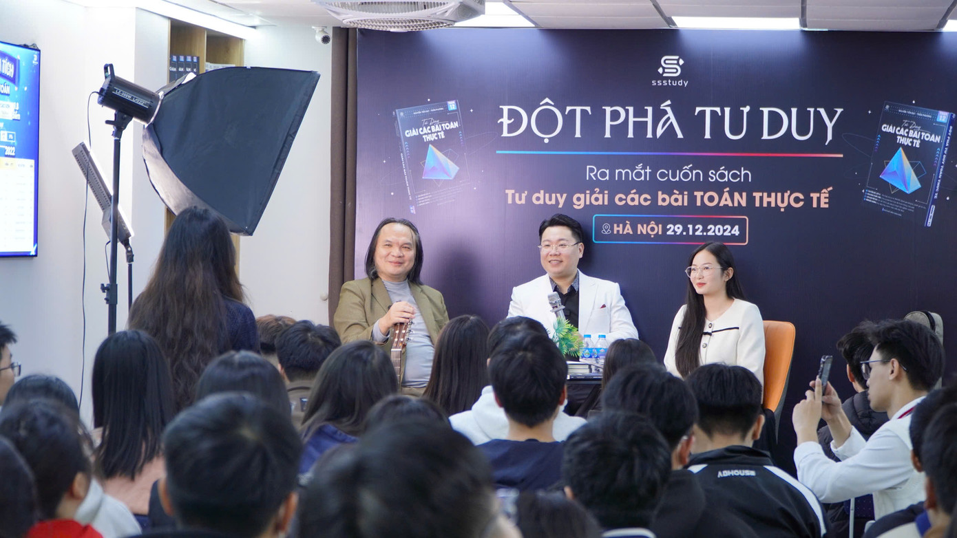 Thầy Nguyễn Tiến Đạt (áo trắng, ở giữa) và thầy Trần Phương (bên trái) giao lưu cùng các bạn học sinh tại sự kiện.