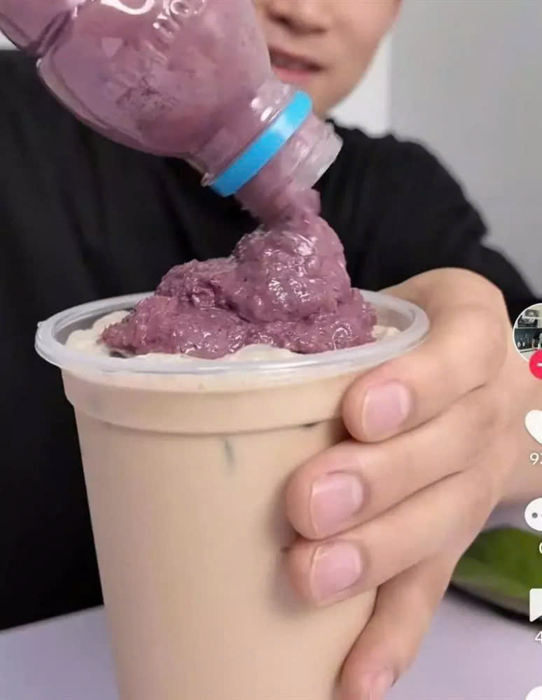 Món trà sữa mắm tôm được đánh giá là "kẻ hủy diệt đồ uống". Món trà sữa mắm tôm được đánh giá là "kẻ hủy diệt đồ uống".