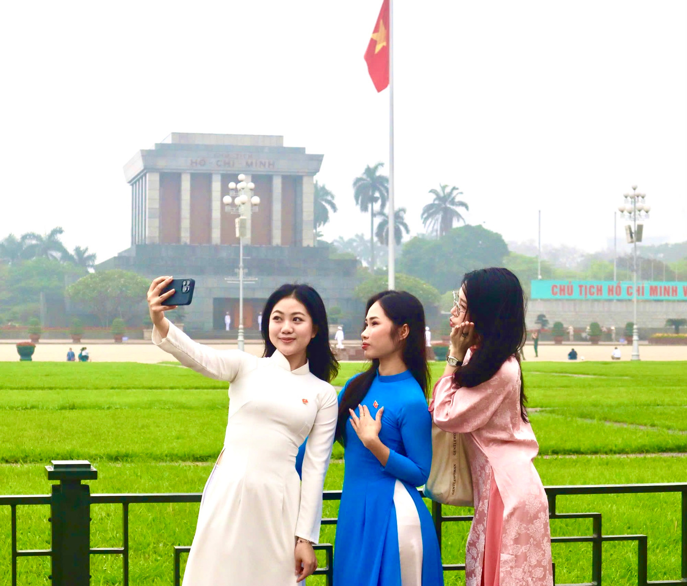 Bạn trẻ thể hiện niềm tự hào dân tộc trước thềm Đại lễ 30/4. Bạn trẻ thể hiện niềm tự hào dân tộc trước thềm Đại lễ 30/4.