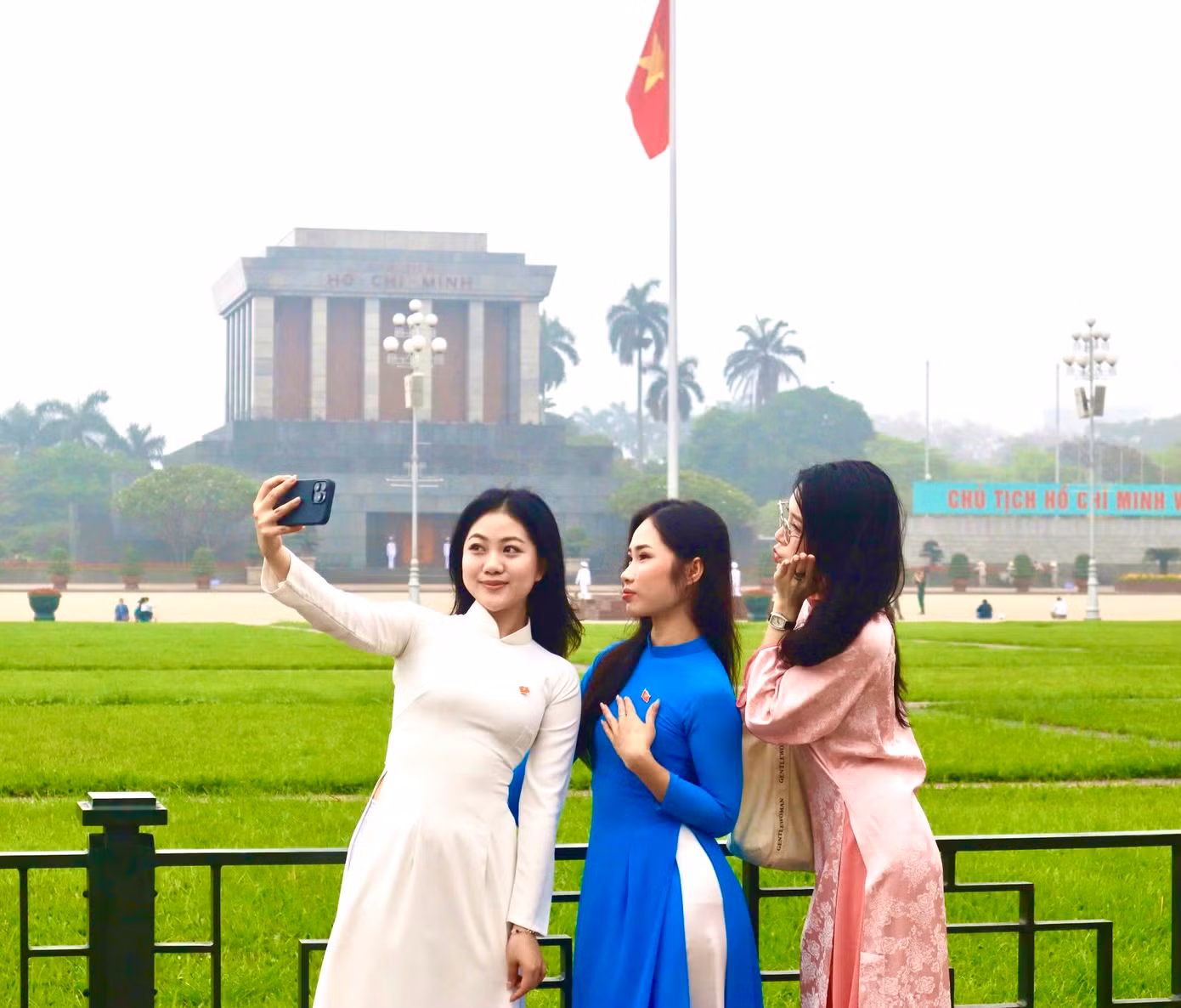 Bạn trẻ thể hiện niềm tự hào dân tộc trước thềm Đại lễ 30/4. Bạn trẻ thể hiện niềm tự hào dân tộc trước thềm Đại lễ 30/4.