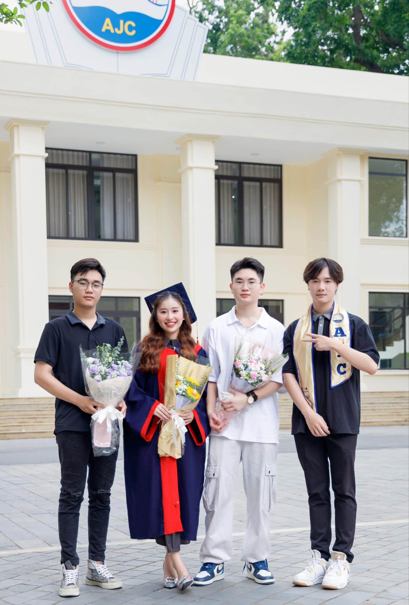 Bùi Ngân ngày tốt nghiệp cử nhân.