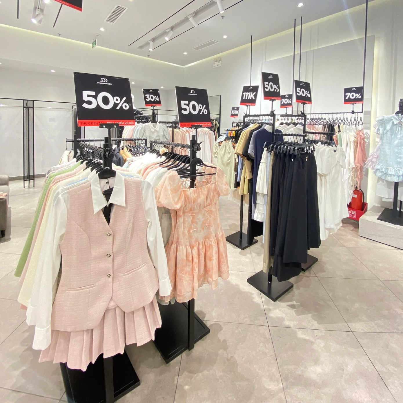 Nhiều mặt hàng giảm giá sâu lên tới tận 50%. (Ảnh: NVCC) Nhiều mặt hàng giảm giá sâu lên tới tận 50%. (Ảnh: NVCC)