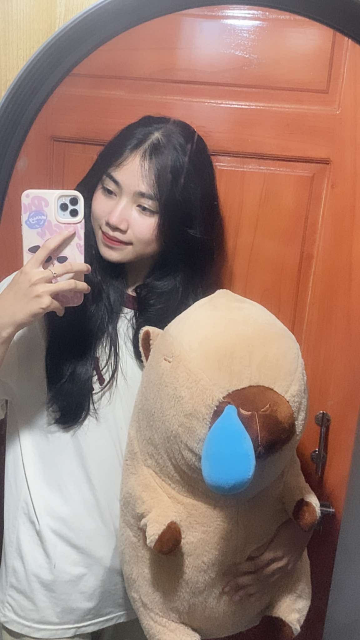 Khánh Hòa và chú Capybara nhồi bông đáng yêu của mình.