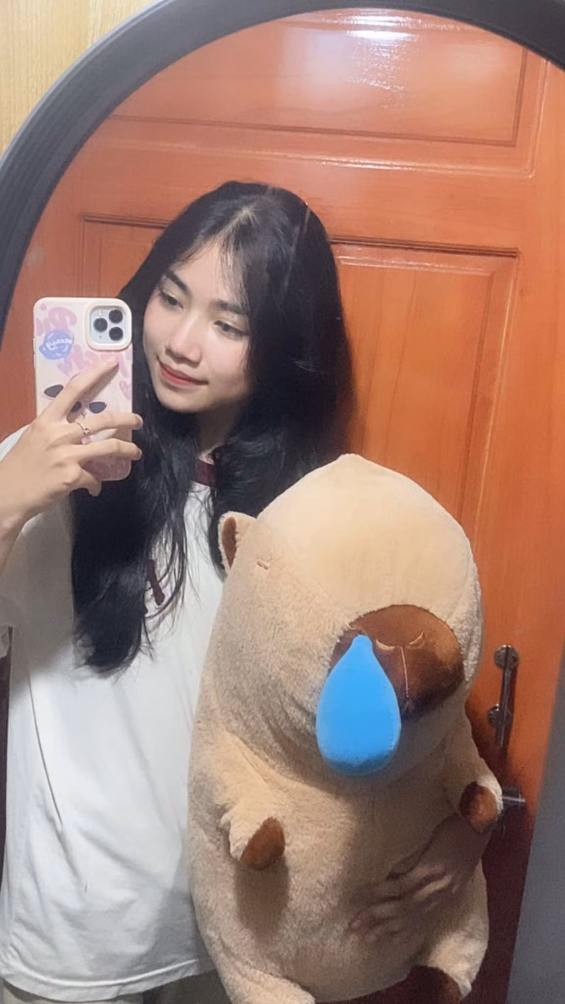 Khánh Hòa và chú Capybara nhồi bông đáng yêu của mình. Khánh Hòa và chú Capybara nhồi bông đáng yêu của mình.