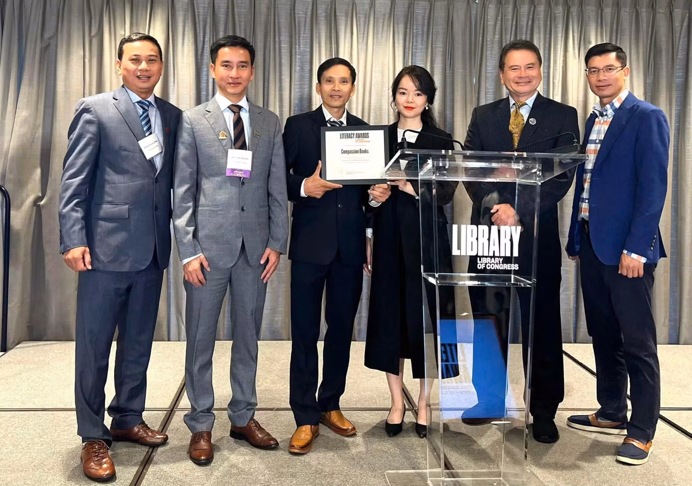 Chuyên gia Tống Liên Anh cùng các đại diện chương trình Ngôi nhà Trí tuệ và Tủ sách Nhân ái nhận giải thưởng khuyến đọc của thư viện quốc hội hoa kỳ tại Washington, D.C.