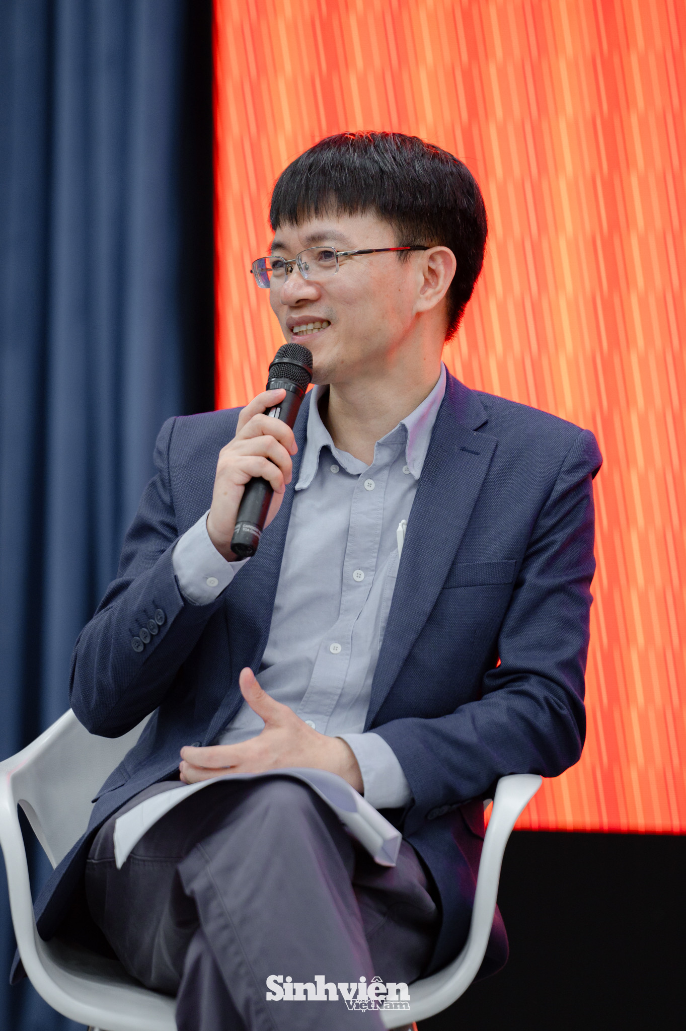 Nhà báo Nguyễn Tuấn Anh đảm nhận vai trò dẫn dắt buổi tọa đàm.