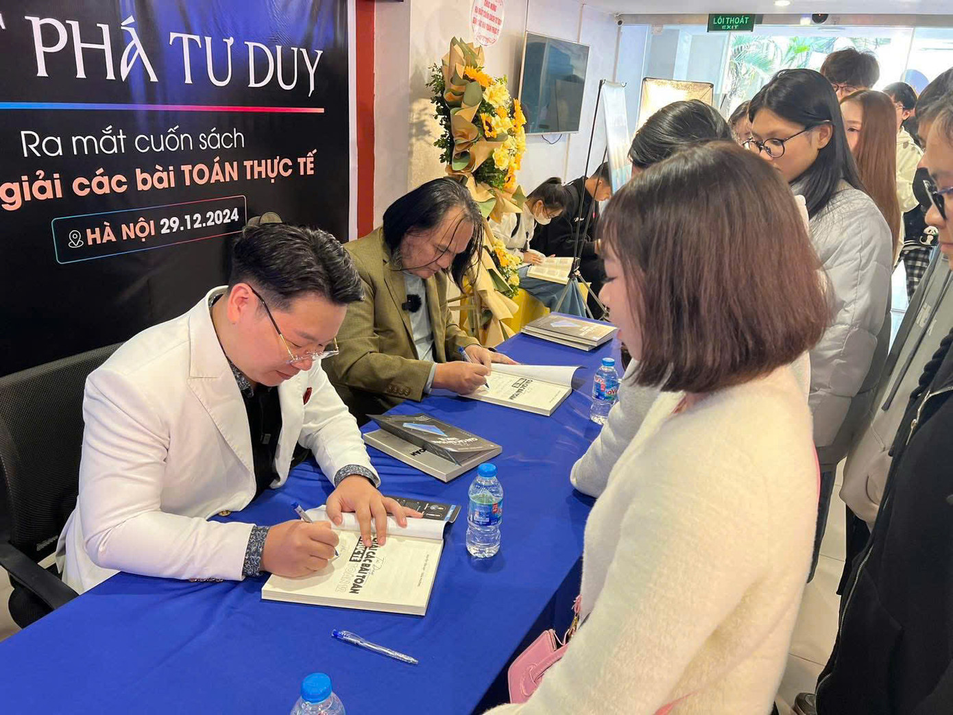 Các bạn học sinh được thầy Nguyễn Tiến Đạt và thầy Trần Phương kí tặng sách.