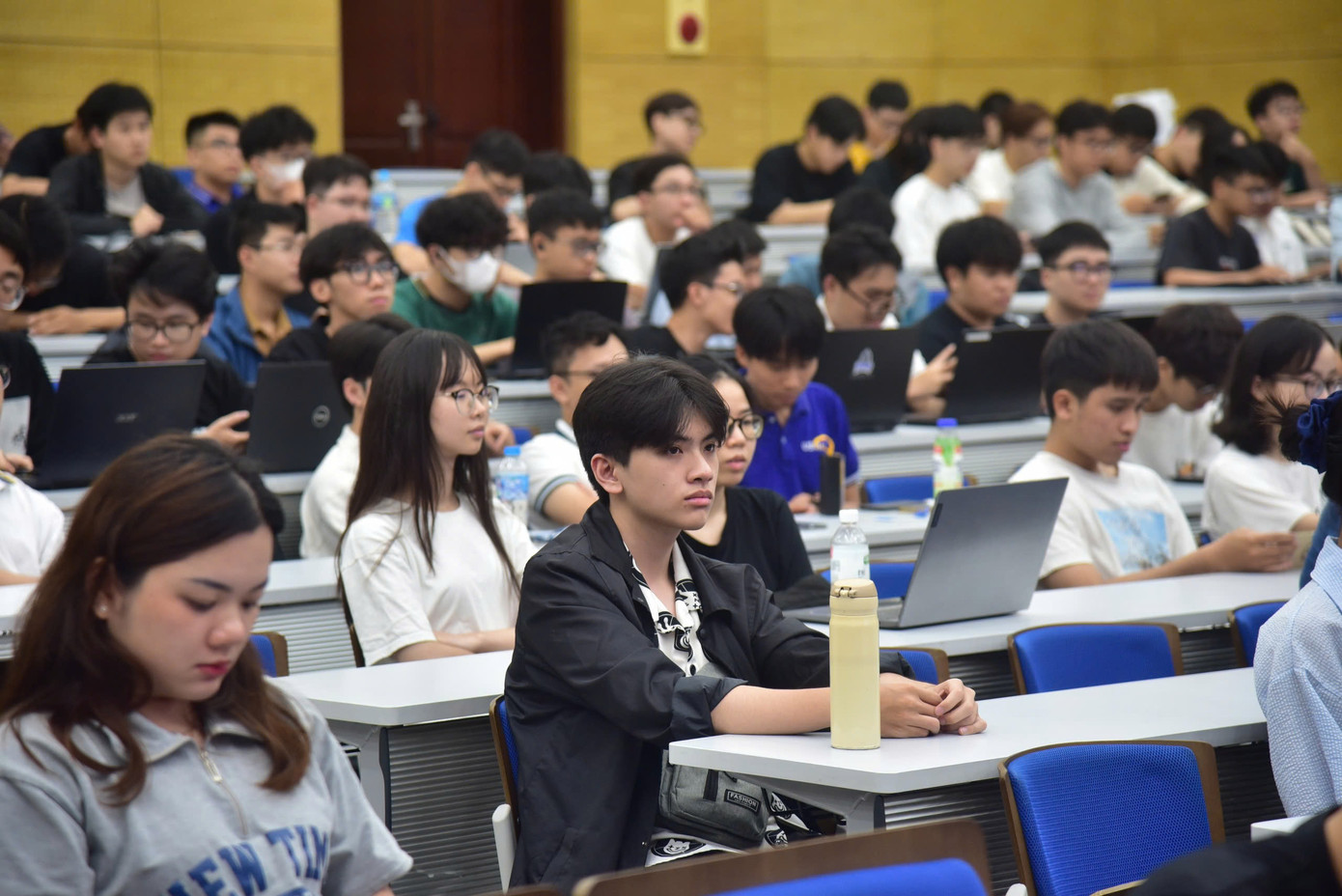 Các bạn sinh viên chăm chú lắng nghe.