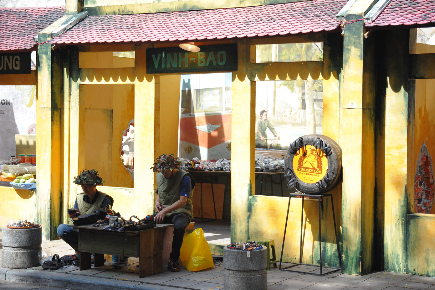 Một góc của cửa hàng dép lốp tại triển lãm.