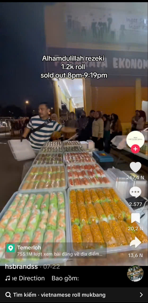 Video kinh doanh gỏi cuốn Việt Nam trên kênh TikTok hsbrandss người Malaysia thu hút con số 6.3 triệu lượt xem và hàng trăm nghìn lượt yêu thích (Ảnh chụp màn hình). Video kinh doanh gỏi cuốn Việt Nam trên kênh TikTok hsbrandss người Malaysia thu hút con số 6.3 triệu lượt xem và hàng trăm nghìn lượt yêu thích (Ảnh chụp màn hình).