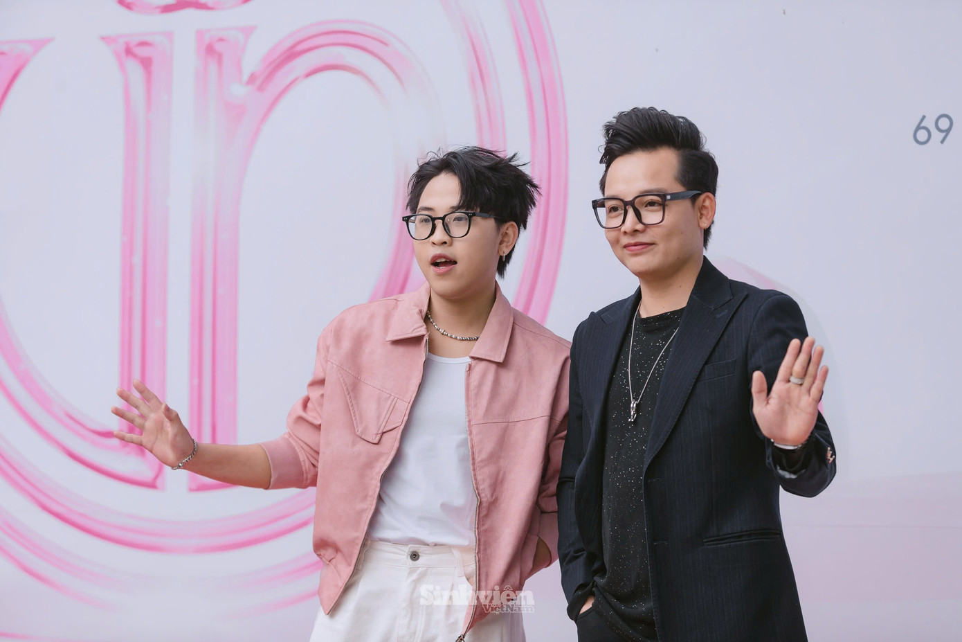 Hai gương mặt ca sĩ "triệu view" Kuun Đức Nam và Xuân Đức đồng hành cùng Ngày hội tuyển sinh Hoa hậu Việt Nam. Hai gương mặt ca sĩ "triệu view" Kuun Đức Nam và Xuân Đức đồng hành cùng Ngày hội tuyển sinh Hoa hậu Việt Nam.