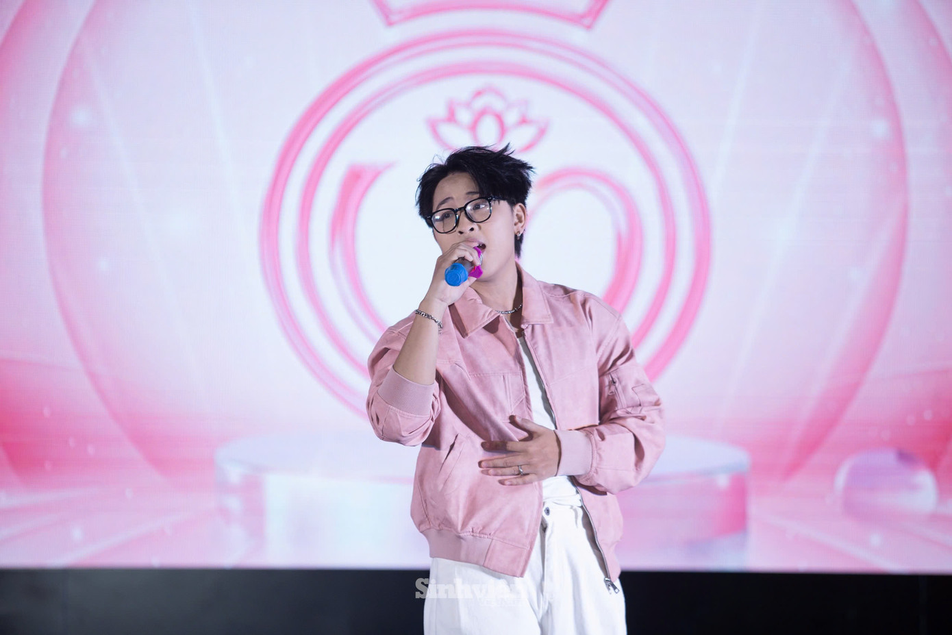 Kuun Đức Nam là ca sĩ trình diễn mở màn Ngày hội tuyển sinh Hoa hậu Việt Nam với bản hit Tình cờ yêu em. Kuun Đức Nam là ca sĩ trình diễn mở màn Ngày hội tuyển sinh Hoa hậu Việt Nam với bản hit Tình cờ yêu em.