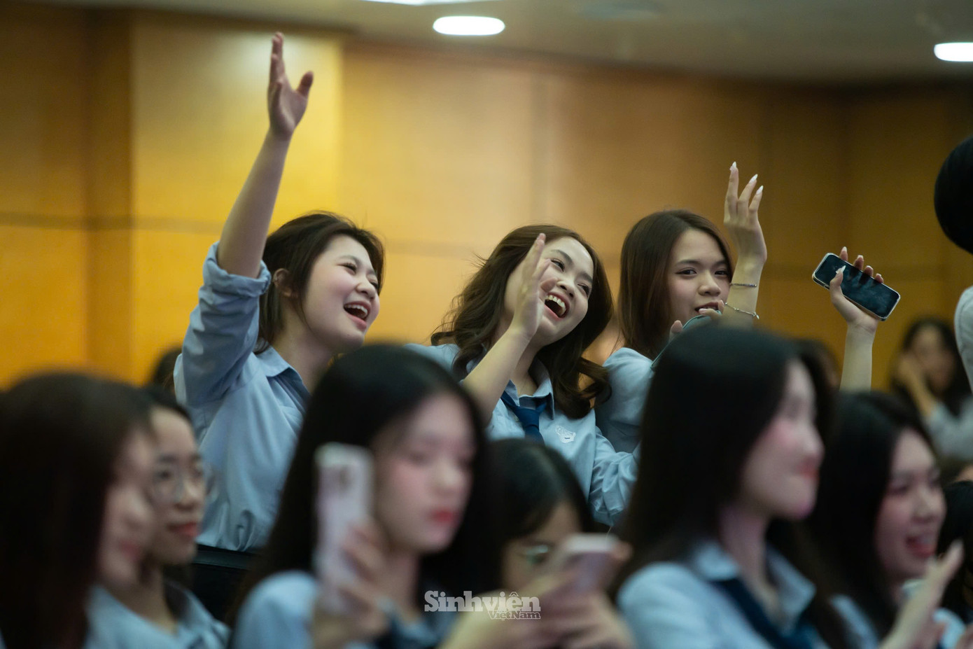 Chàng ca sĩ trẻ nhận được sự chào đón nồng nhiệt ngay khi xuất hiện trên sân khấu. Chàng ca sĩ trẻ nhận được sự chào đón nồng nhiệt ngay khi xuất hiện trên sân khấu.