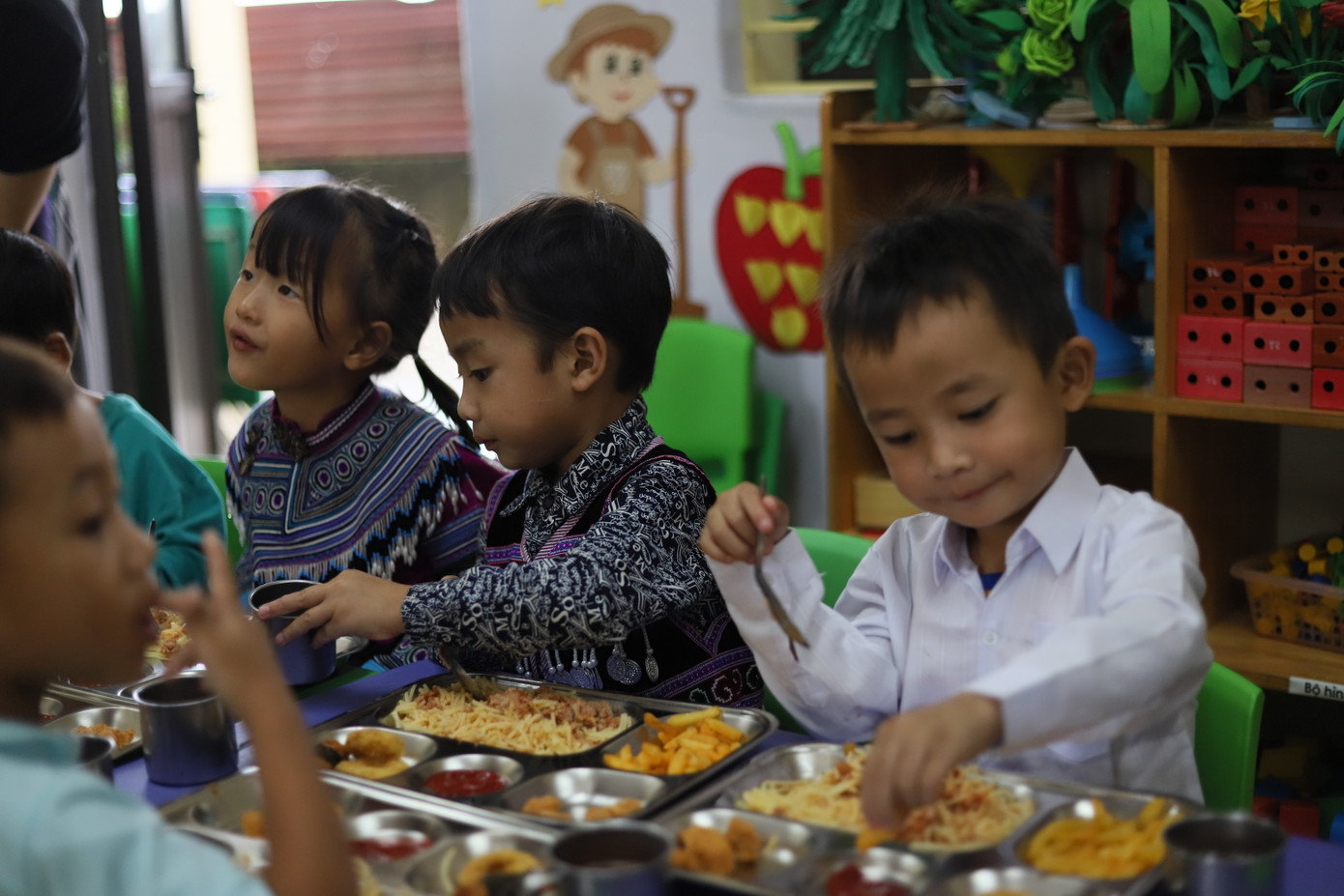 Bữa ăn trưa vui vẻ cùng với những món ăn “mới” với các em nhỏ trường mầm non Số 2 Quan Hồ Thẩn.