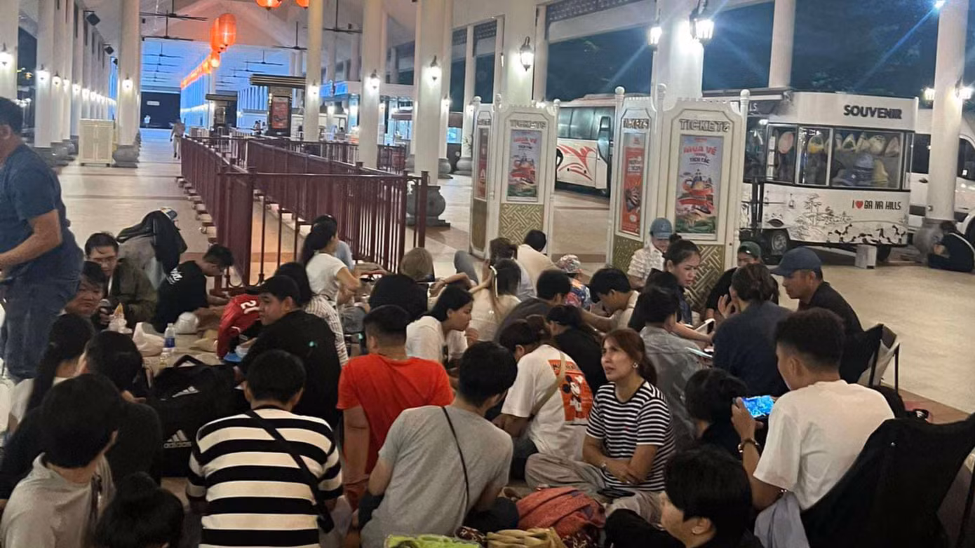 Bạn trẻ xếp hàng thâu đêm để vào mua những sản phẩm hộp mù tại một cửa hàng ở Đà Nẵng. (Ảnh: POPMART VN OFFICIAL GROUP)