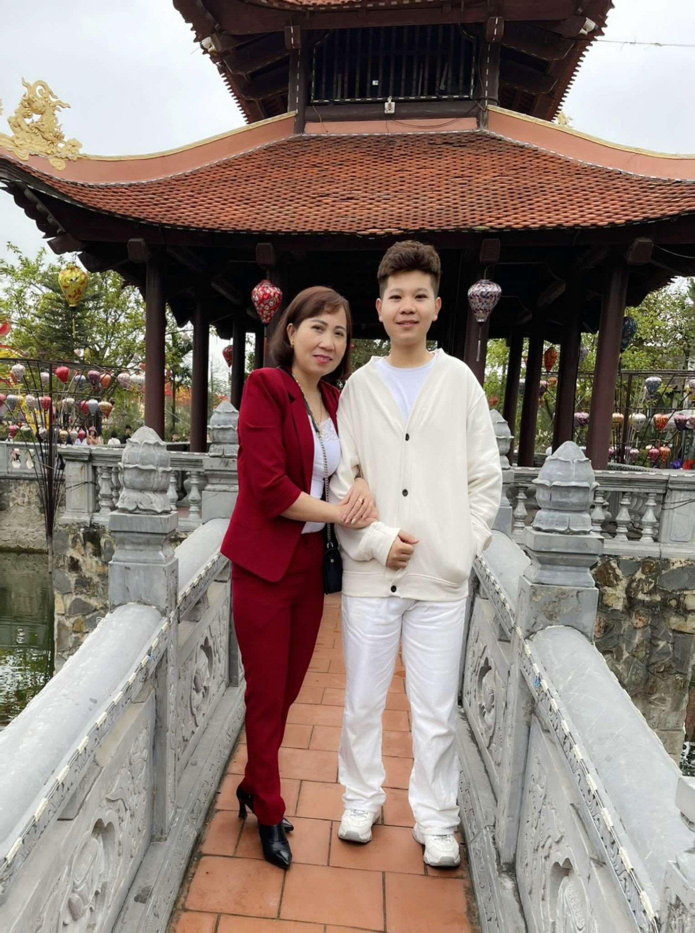 20/10 năm nay, Trường sẽ gửi tặng mẹ một bó hoa tươi và một chai nước hoa.