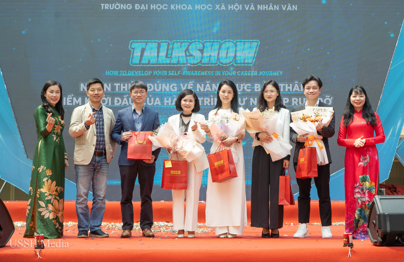 PGS.TS Đặng Thi Thu Hương (ngoài cùng bên phải) - Phó Hiệu trưởng - cùng các đại diện Trường Đại học Khoa học xã hội và Nhân văn - ĐHQG Hà Nội tặng hoa cảm ơn các diễn giả. PGS.TS Đặng Thi Thu Hương (ngoài cùng bên phải) - Phó Hiệu trưởng - cùng các đại diện Trường Đại học Khoa học xã hội và Nhân văn - ĐHQG Hà Nội tặng hoa cảm ơn các diễn giả.