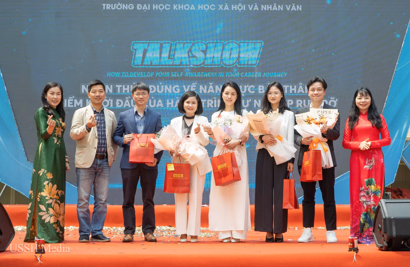 PGS.TS Đặng Thi Thu Hương (ngoài cùng bên phải) - Phó Hiệu trưởng - cùng các đại diện Trường Đại học Khoa học xã hội và Nhân văn - ĐHQG Hà Nội tặng hoa cảm ơn các diễn giả.