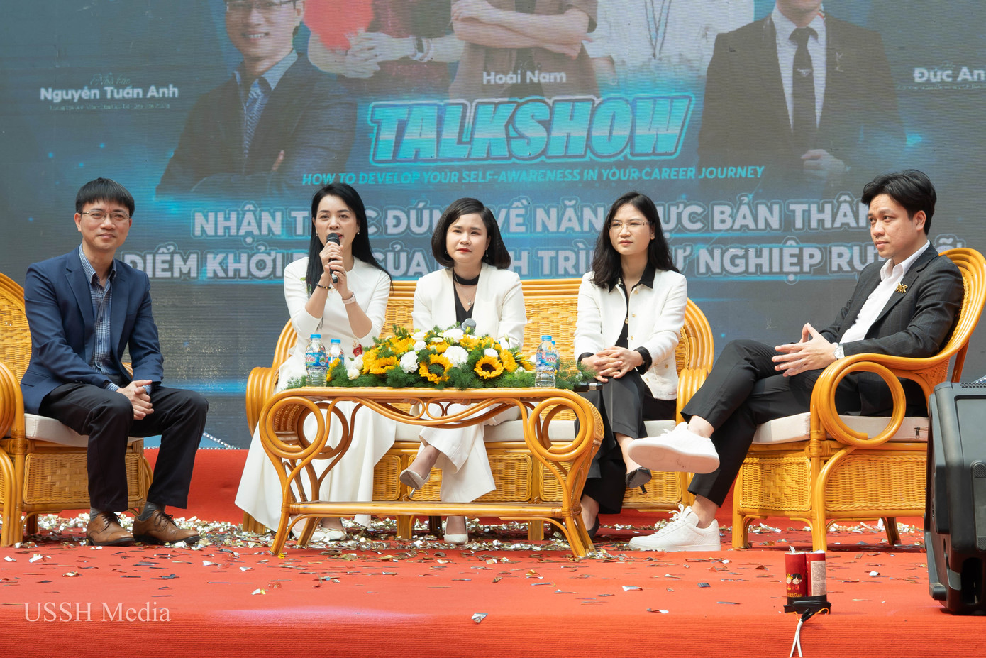 Nhà báo Nguyễn Tuấn Anh (ngoài cùng bên trái) cho rằng sinh viên cần tìm ra USP của bản thân để nổi bật giữa hàng nghìn hồ sơ. Nhà báo Nguyễn Tuấn Anh (ngoài cùng bên trái) cho rằng sinh viên cần tìm ra USP của bản thân để nổi bật giữa hàng nghìn hồ sơ.