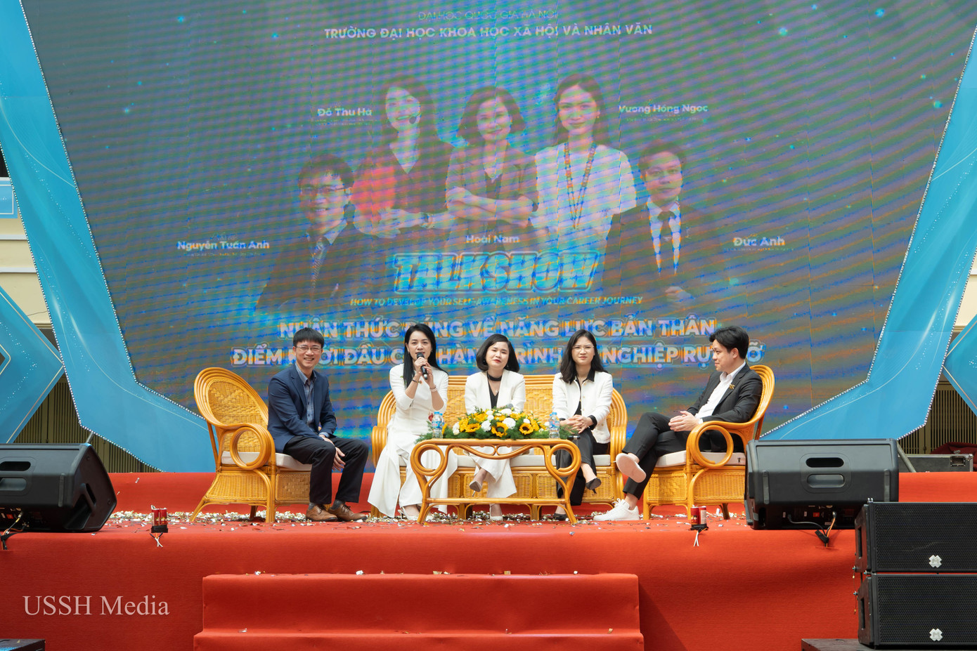 Các diễn giả tham gia talkshow. Các diễn giả tham gia talkshow.