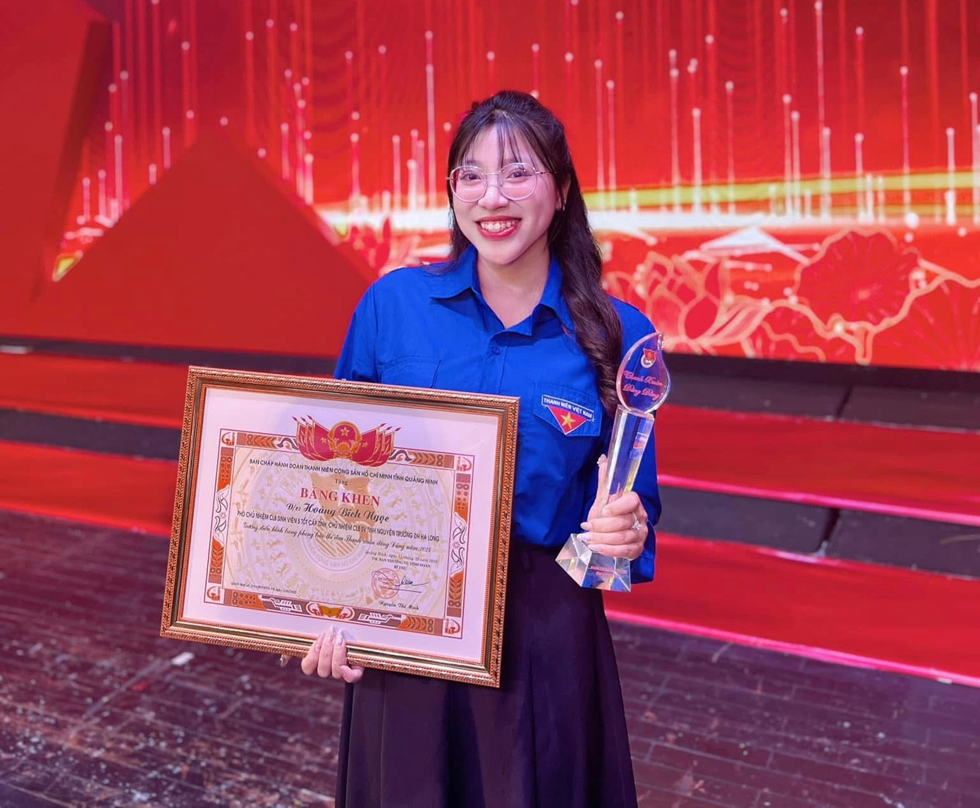 Hình ảnh Bích Ngọc vinh dự nhận bằng khen, truyền cảm hứng cho thế hệ thanh niên Quảng Ninh.