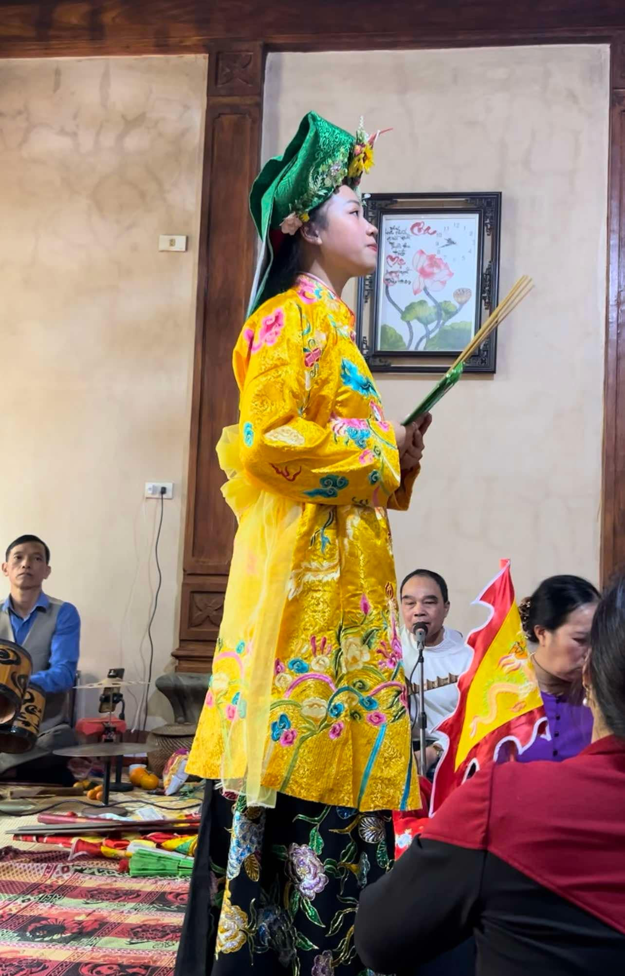 Nhiều bạn trẻ thực hành tín ngưỡng thờ Mẫu.