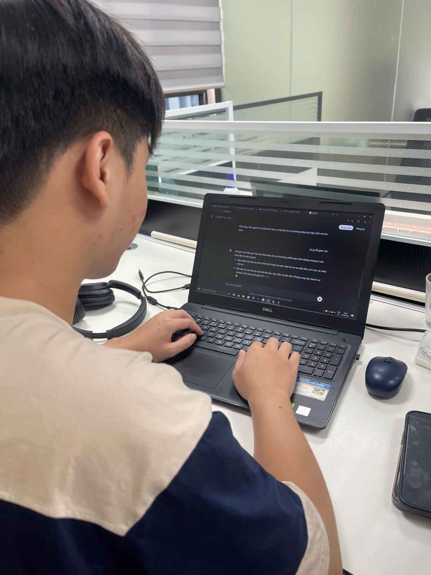 Nhiều bạn trẻ ứng dụng AI trong công việc. (Ảnh minh họa)