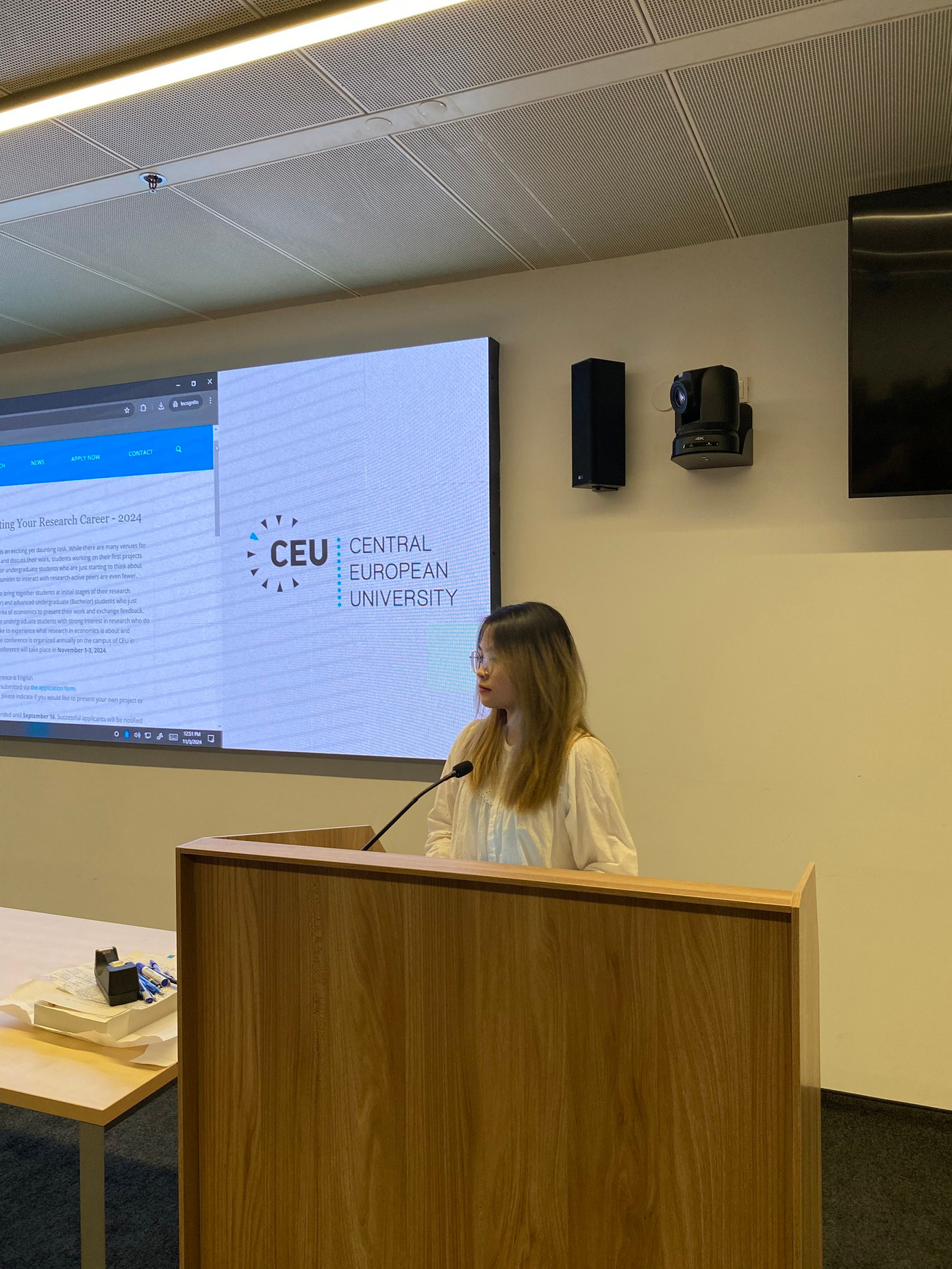 Phần trình bày của Anh Thư gây ấn tượng mạnh với hội đồng chuyên môn. Phần trình bày của Anh Thư gây ấn tượng mạnh với hội đồng chuyên môn.